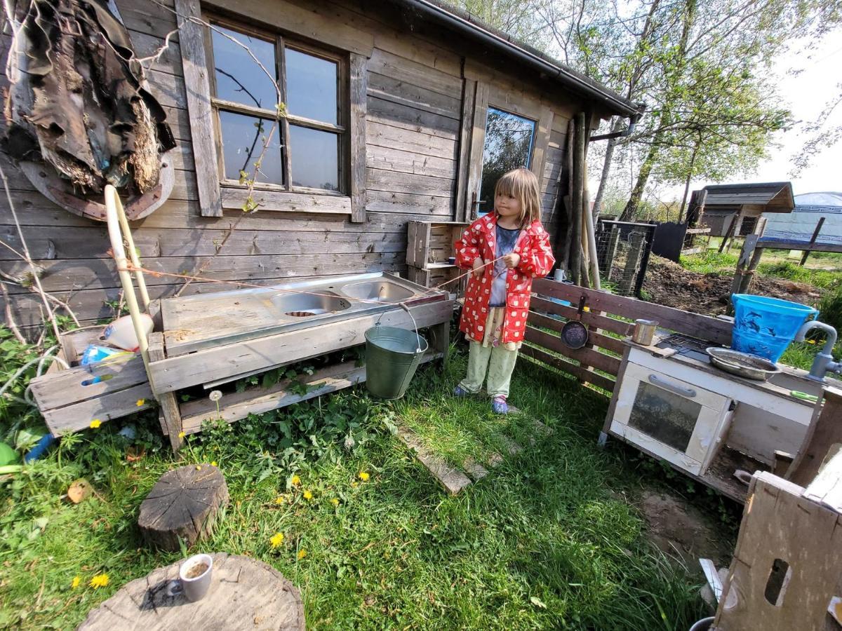 Slapen tussen de ezels in de Yurt Hotel Aarschot Buitenkant foto